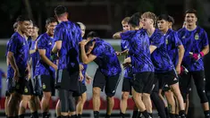 Suasana ceria sejumlah pemain Timnas Argentina U-17 saat latihan resmi jelang perebutan peringkat ketiga Piala Dunia U-17 2023 melawan Timnas Mali U-17 di Stadion Manahan, Solo, Jawa Tengah, Kamis (30/11/2023). (Bola.com/Bagaskara Lazuardi)