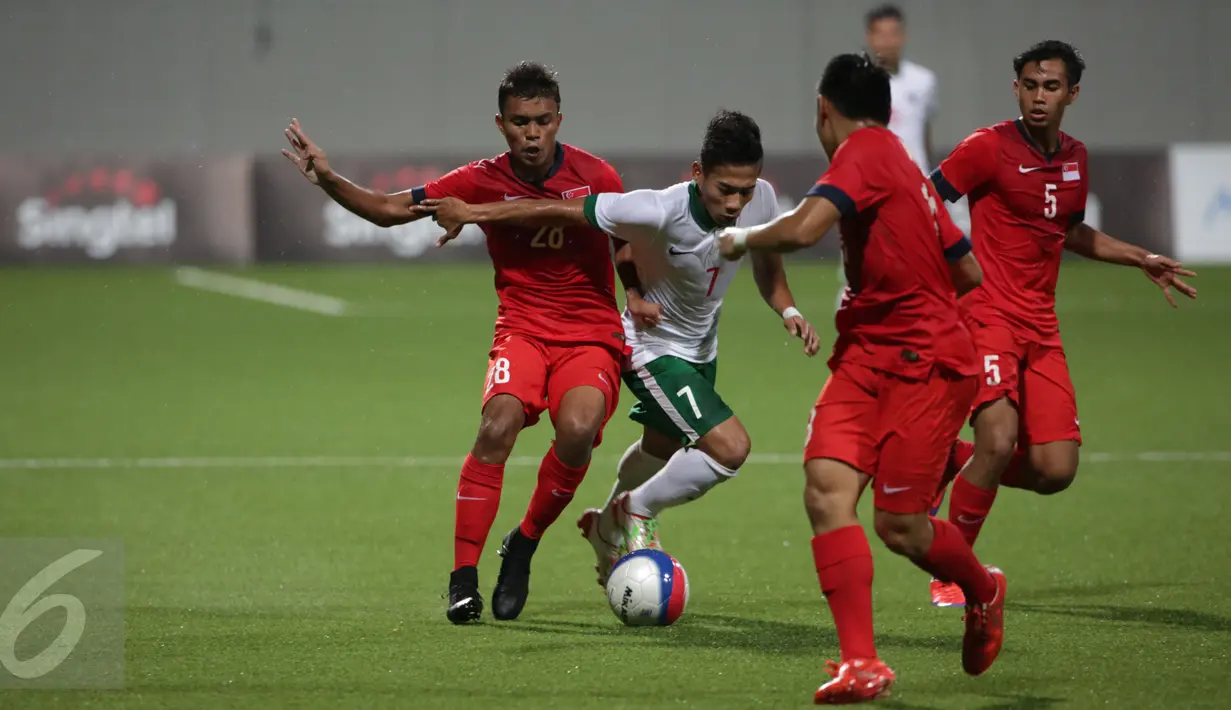 Gelandang timnas Indonesia U-23, Ahmad Nufiandani (kedua kiri) mencoba menembus kawalan tiga pemain Singapura di laga penyisihan Grup A SEA Games 2015 di Stadion Jalan Besar Singapura, (11/6/2015). Indonesia unggul 1-0. (Liputan6.com/Helmi Fithriansyah)