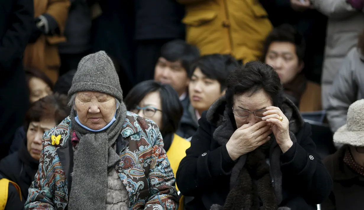 Dua nenek tua mantan budak seks militer Jepang saat melakukan aksi Anti - Jepang di Seoul, Korea Selatan, (30/12). Saat ini hanya ada 53 orang korban yang masih hidup dan rata-rata berumur 90 tahun. ( REUTERS/Kim Hong - Ji)