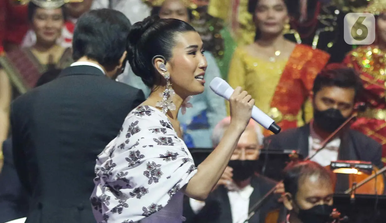 Penyanyi Christie memeriahkan acara Konser Kebangsaan, Simfoni Insan Perhubungan, Bangkit Maju Bersama di Jakarta, Sabtu (6/8/2022). Elek Yo Band, band yang beranggotakan Menteri Kabinet Indonesia Maju, tampil di acara Konser Kebangsaan tersebut. (Liputan6.com/Herman Zakharia)