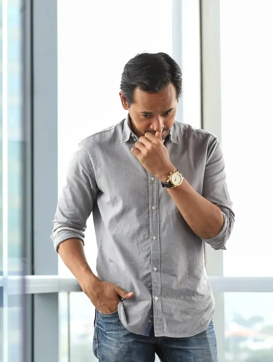 "Karena saya mau mencari sesuatu yang lebih refreshing dari segi genre, nggak pengen stuck di genre yang itu itu aja," ungkap Oka Antara saat berbincang dengan Bintang.com di SCTV Tower, Senayan, Jakarta, Rabu (8/2/2017). (Adrian Putra/Bintang.com)