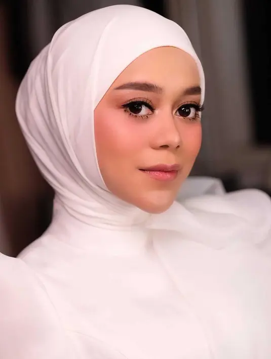 Aura glowing dari penampilan Lesti Kejora kali ini. Dengan outfit dan hijab serba putih, Lesti tampil dengan makeup bold bernuansa merah muda. Foto: Instagram.