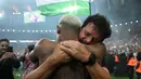 Pemain Fluminense, John Kennedy berpelukan dengan pelatih Fernando Diniz saat merayakan kemenangan atas Boca Juniors pada final Copa Libertadores yang berlangsung di Maracana Stadium , Rio de Janeiro, Brasil, 5 November 2023 WIB. (AFP/Carl De Souza)