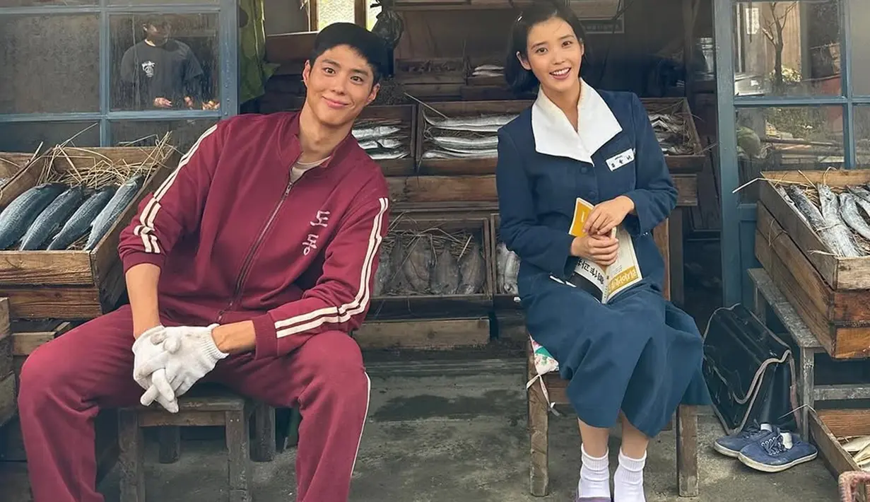 Tayang perdana pada 7 Maret 2025, drama "When Life Gives You Tangerines" sukses besar dengan masuk TOP 10 serial Netflix non-Inggris di 24 negara. Kisah cinta Ae-soon (IU) dan Gwan-sik (Park Bo Gum) di Pulau Jeju tahun 1960-an berhasil memikat hati penonton lewat chemistry kuat keduanya, yang ternyata berawal dari keakraban mereka sejak lama. (Liputan6.com/IG/@dlwlrma)
