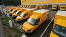 Van listrik Streetscooter mengisi daya di stasiun pengisian di kantor pos Jerman, Deutsche Post di Frankfurt am Main, 21 Juli 2018. Kantor pos Jerman mengganti armada mobil untuk mengirimkan surat dan paket dengan mobil van listrik. (Yann Schreiber/AFP)