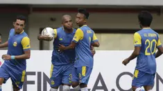 Bek Bhayangkara FC, Anderson Salles, melakukan selebrasi usai membobol gawang Mitra Kukar pada laga Piala Presiden 2019 di Stadion Patriot, Jawa Barat, Senin (11/3). Bhayangkara FC menang 2-1 atas Mitra Kukar. (Bola.com/M Iqbal Ichsan)