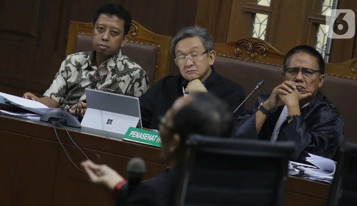 Terdakwa dugaan suap jual-beli jabatan di lingkungan Kemenag, M Romahurmuziy (kiri) saat menjalani sidang lanjutan di Pengadilan Tipikor, Jakarta, Rabu (23/10/2019). Sidang mendengar keterangan saksi, salah satunya Kepala Kemenag Gresik Muafaq Wirahadi (Liputan6.com/Helmi Fithriansyah)