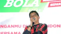 Komentator sepak bola, Tommy Welly alias Bung Towel menyampaikan pandangannya sebelum dimulainya acara nonton bersama laga kualifikasi Piala Dunia 2026 antara Timnas Indonesia menghadapi Filipina dalam rangkaian acara MALAMNYA BOLA 2024 di area Jakarta International Velodrome, Rawamangun, Selasa (11/6/2024). (Bola.com/Bagaskara Lazuardi)