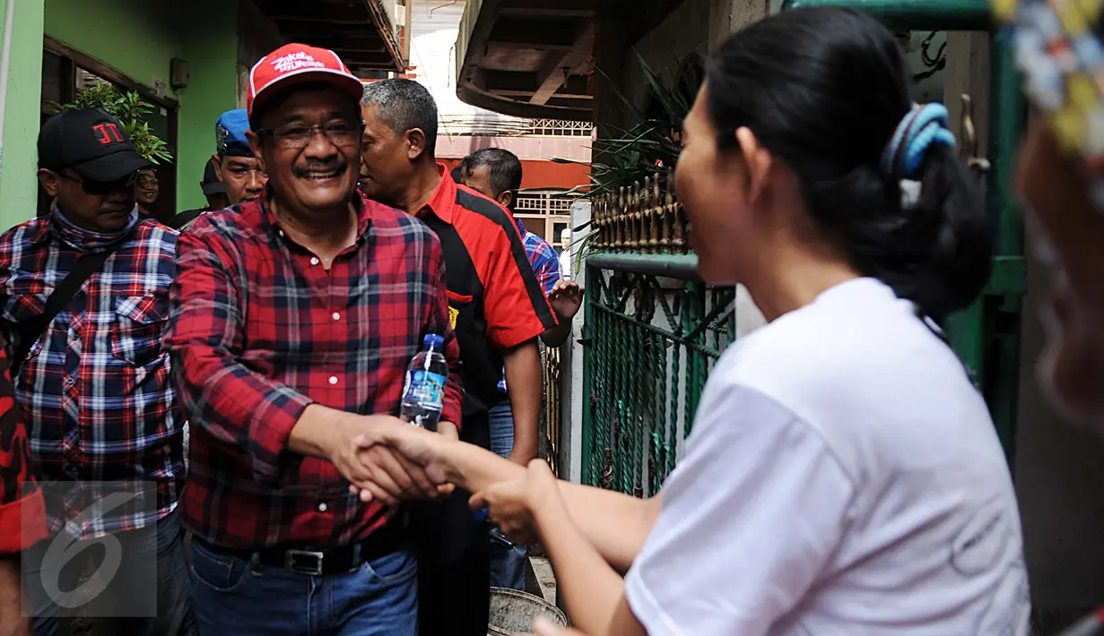 Cagub DKI Jakarta Djarot Saiful Hidayat menyapa warga saat melakukan blusukan di Rawa Terate, Jakarta, Kamis (12/1). Saat blusukan warga mendoakan pasangan nomer urut dua tersebut menang di Pilkada DKI Jakarta tahun 2017. (Liputan6.com/Gempur M Surya)