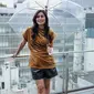 Nisya pun mengenakan atasan coklat dan short pants hitam dari brand Nagita. Dipadukan dengan sandal. @nissyaa.