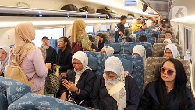 Penumpang Kereta Cepat Whoosh