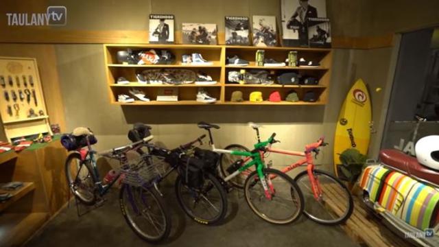 Menengok Distro Ananda Omesh, Banyak Barang Lokal dan Antik