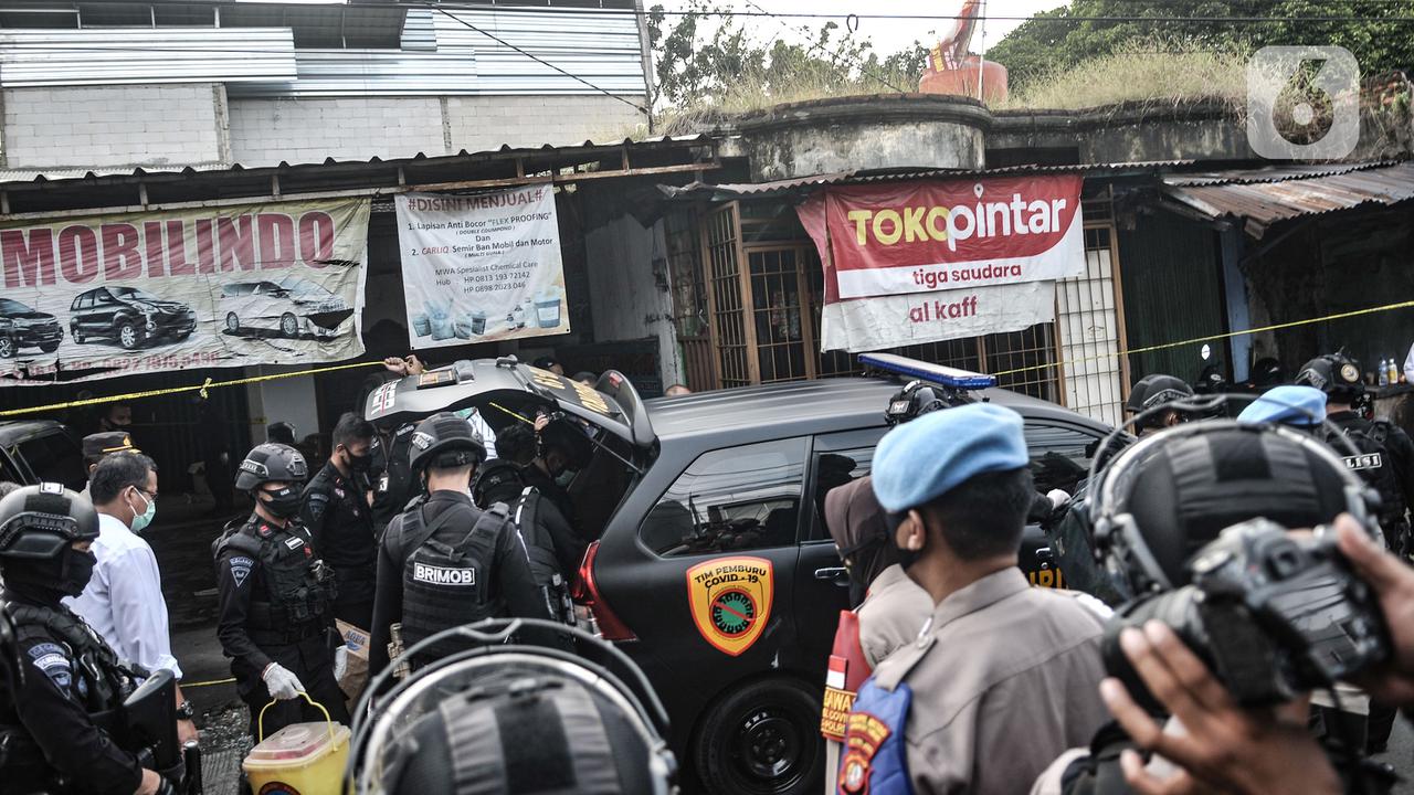 Tim Gegana Polri Amankan Barang Bukti di Rumah Milik Terduga Teroris