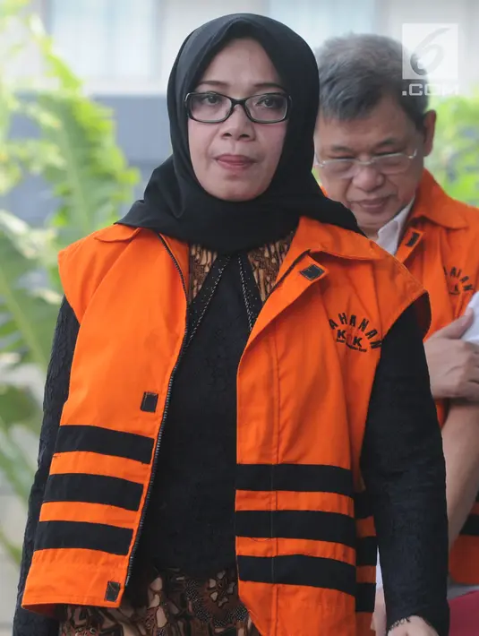 Wakil Ketua Komisi VII DPR Eni Maulani Saragih dan Anggota DPRD Sumut Sony Firdaus tiba di gedung KPK, Jakarta, Rabu (10/10). Sony Firdaus diperiksa terkait suap Pengesahan Perubahan APBD 2013, 2014 dan 2015. (Merdeka.com/Dwi Narwoko)