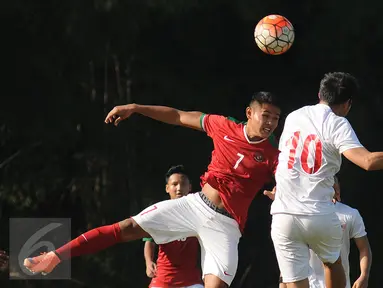 Pemain seleksi Timnas Indonesia U-19, Dimas Drajad (kedua kiri) berebut bola dengan pemain PON DKI Jaya saat laga uji coba di NYTC Sawangan, Sabtu (6/8/2016). Pemain seleksi Timnas U-19 takluk dari PON DKI Jaya 0-1. (Liputan6.com/Helmi Fithriansyah)