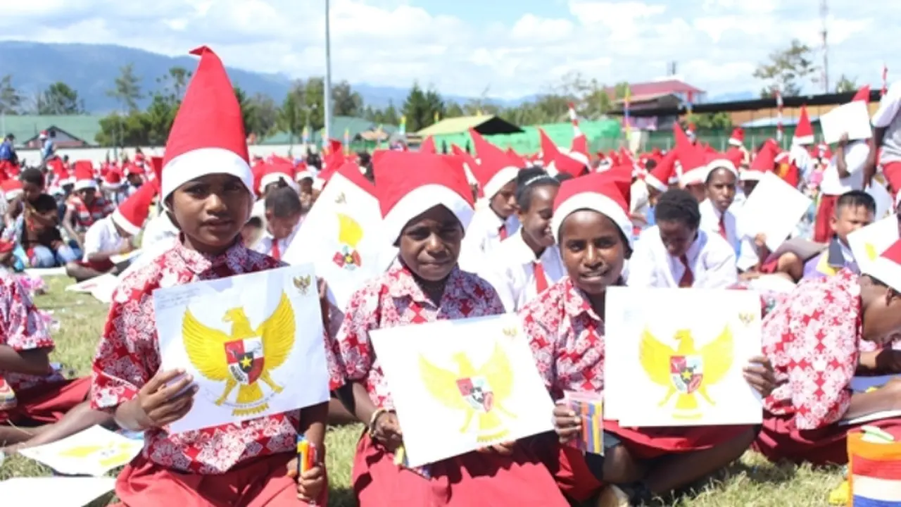 Anak-anak belajar mewarnai Garuda Pancasila