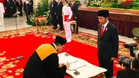 Presiden Jokowi melantik Sunarto sebagai Wakil Ketua Mahkamah Agung Bidang Non-Yudisial. (Liputan6.com/Hanz Jimenez Salim)