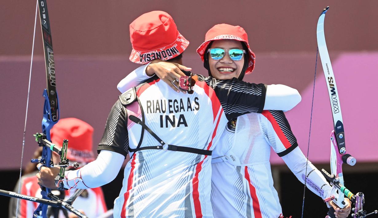 Awalnya pasangan Indonesia memberi kejutan menyingkirkan unggulan kedua asal Amerika Serikat, Brady Ellison dan Mackenzie Brown dari Amerika Serikat dengan skor 5-4. (Foto: AFP/Adek Berry)