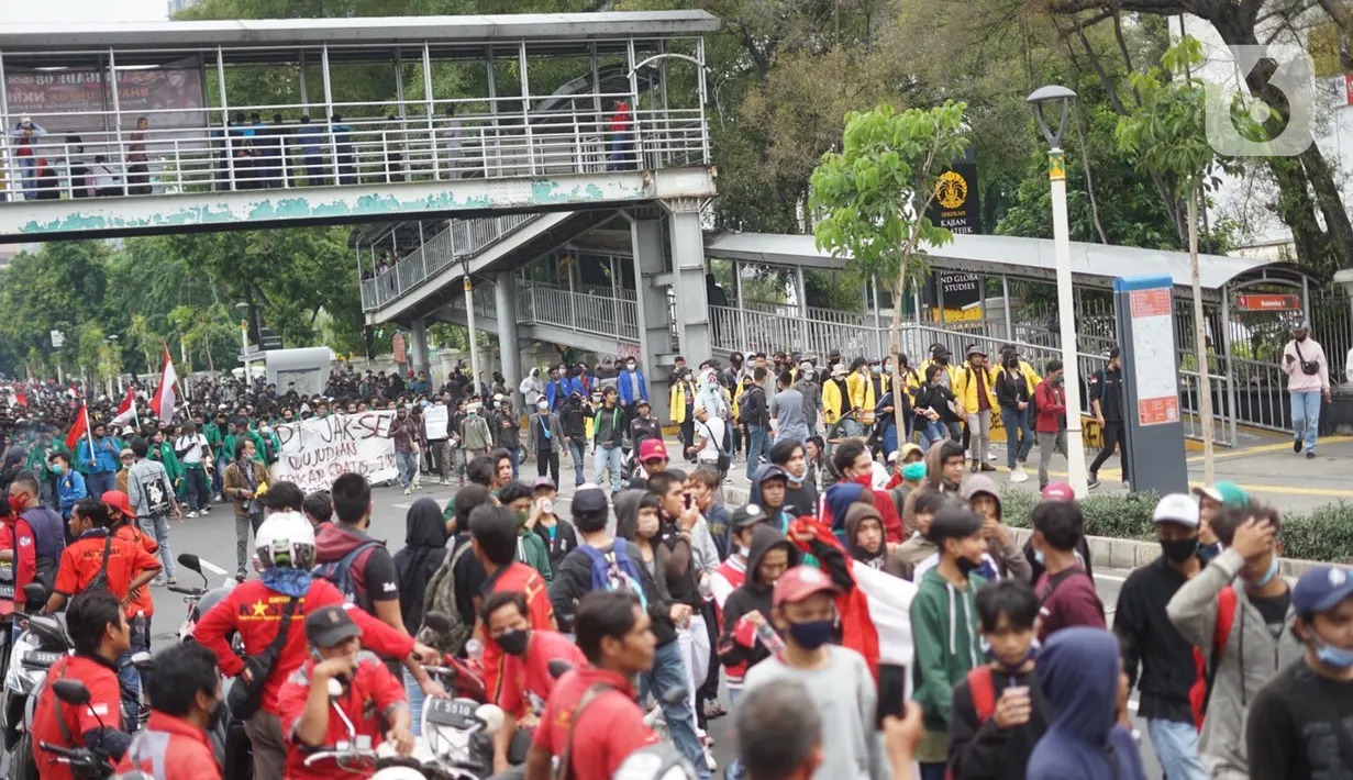 Suasana Jalan Salemba Raya yang dipadati pengunjuk rasa di Jakarta, Kamis (8/10/2020). Banyaknya jumlah pengunjuk rasa yang berjalan menuju Istana Negara menyebabkan Jalan Salemba Raya dari arah Matraman tertutup dan tidak bisa dilalui kendaraan. (Liputan6.com/Immanuel Antonius)