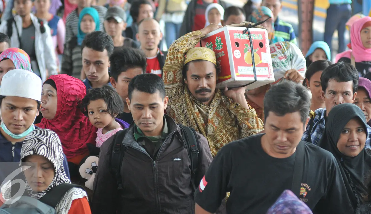 Sejumlah penumpang berjalan sambil memanggul barang-barang bawaannya di Stasiun Senen, Jakarta, Senin, (20/7/2015). Dipredeksikan lonjakan arus balik tak hanya terjadi pada H+3 saja, kemungkinan akan kembali terjadi di H+8. (Liputan6.com/Herman Zakharia)