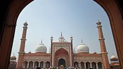 Polusi udara di New Delhi, India, kian memburuk dan melonjak hingga 60 kali lipat dari batas maksimum harian yang direkomendasikan oleh Organisasi Kesehatan Dunia (WHO). (Sajjad HUSSAIN/AFP)