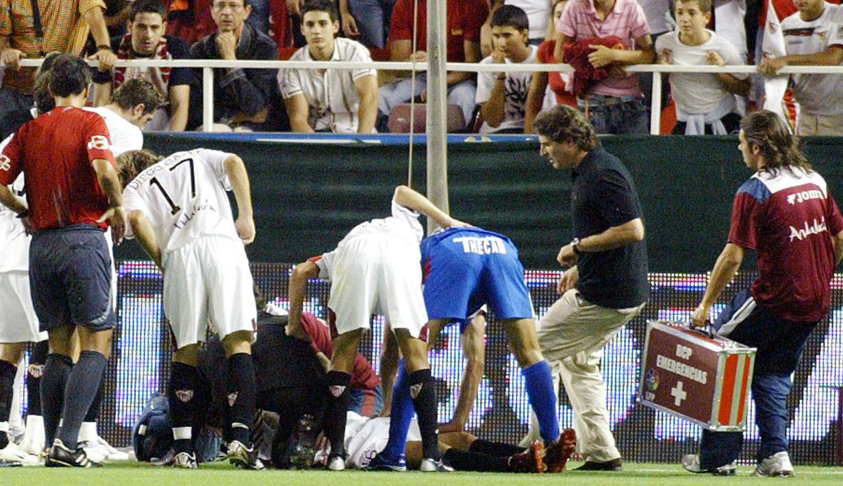 Antonio Puerta tiba-tiba terjatuh tak sadarkan diri ketika berlangsungnya pertandingan antara Sevilla melawan Getafe, La Liga musim 2007/2008. (Foto: AFP/Cristina Quicler)