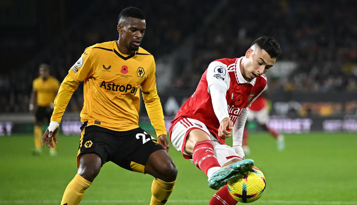 Nelson Semedo. Bek kanan Wolverhampton berusi 29 tahun ini tersingkirkan dari skuad Timnas Portugal ke Piala Dunia 2022 akibat kalah bersaing dengan Joao Cancelo (Manchester City) dan Diogo Dalot (Manchester United) di posisi bek kanan. Bahkan, sang pemain sudah tak lagi dipanggil memperkuat Timnas Portugal sejak November 2021. (AFP/Oli Scarff)
