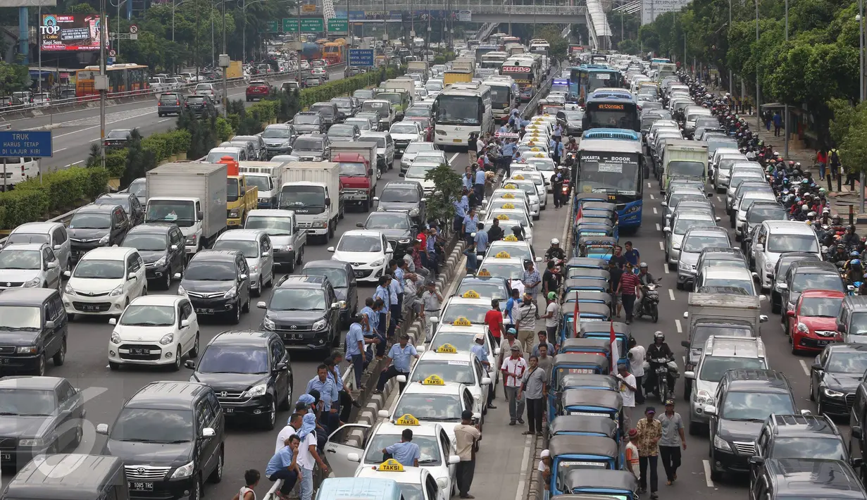 Kemacetan parah terjadi di sepanjang tol dalam kota dan Jalan Gatot Subroto, Jakarta, Selasa (22/3). Ribuan sopir taksi memblokir jalan protokol tersebut hingga membuat kendaraan lain tidak bisa lewat. (Liputan6.com/Immanuel Antonius)