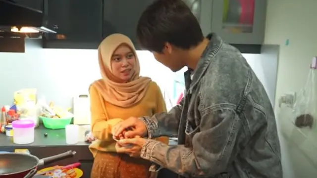 6 Momen Keseruan Rizky Billar Kunjungi Rumah Lesty Kejora, Seru Masak Bareng