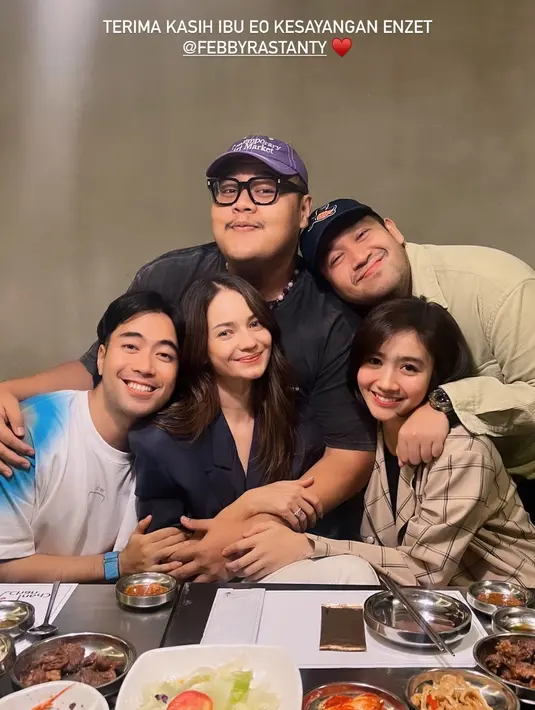 Untuk semua outfit yang ia kenakan, Enzy andalkan gaya rambut beach wavy [@enzystoria]