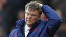 Pelatih Manchester United, Louis van Gaal, tampak kecewa usai takluk 0-2 dari Stoke pada laga Premier League di Stadion Britannia, Inggris, Sabtu (26/12/2015). (Reuters/Carl Recine)