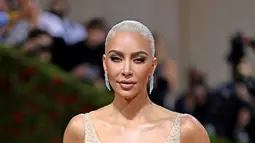 Kim Kardashian menghadiri Met Gala 2022 di The Metropolitan Museum of Art, New York City, Amerika Serikat, 2 Mei 2022. Rusaknya gaun Marilyn Monroe setelah dipakai Kim Kardashian ke Met Gala 2022 telah menuai kritik publik. (Dimitrios Kambouris/Getty Images for The Met Museum/Vogue/AFP)