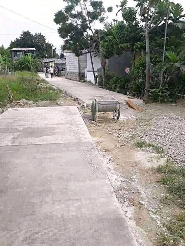 6 Aksi Kuli Bangunan saat Ngecor Jalan Ini Bikin Mandor Heran