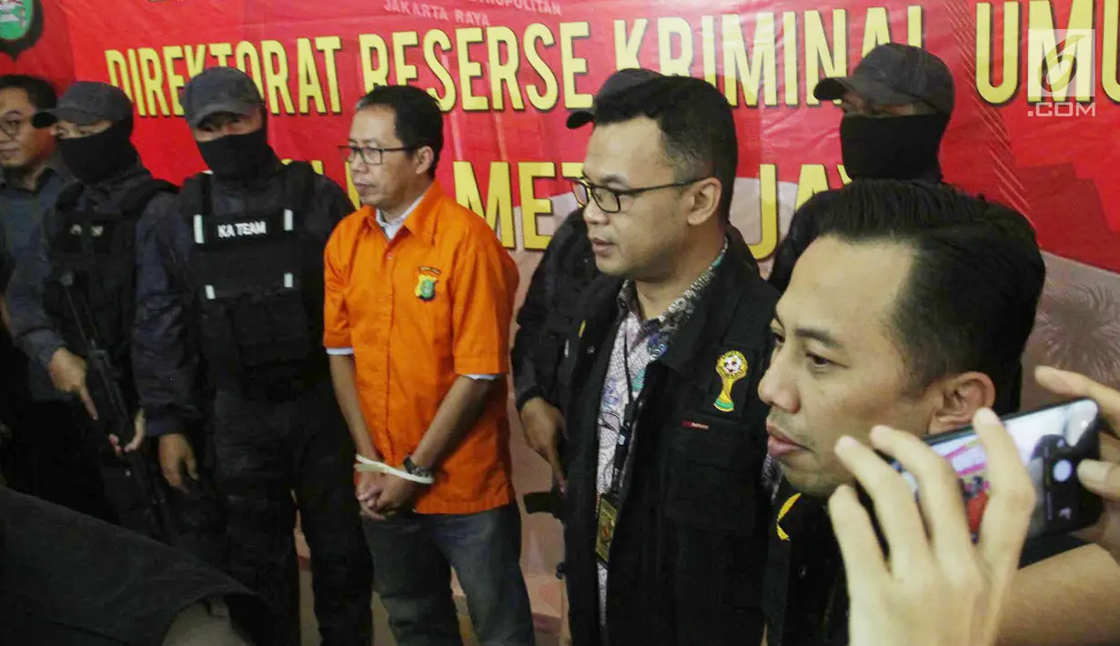 Mantan Plt Ketua PSSI Joko Driyono (tengah) saat diserahkan kepada Kejaksaan Agung di Polda  Metro Jaya, Jakarta, Jumat (12/4). Joko Driyono akan segera disidangkan di Pengadilan Negeri Jakarta Selatan. (merdeka.com/Imam Buhori)