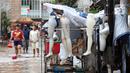 Lapak pedagang kaki lima di kawasan pertokoan Pasar Baru masih tutup, Jakarta, Kamis (2/1/2020). Pasca banjir yang melanda sejumlah titik di Jakarta pada Rabu (1/1), aktivitas perniagaan di kawasan Pasar Baru masih terlihat sepi dan sebagian toko masih tutup. (Liputan6.com/Helmi Fithriansyah)