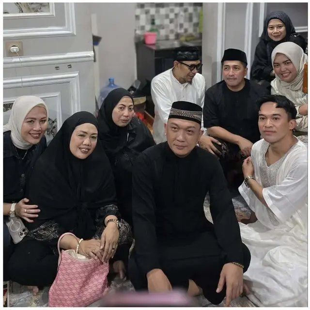 7 Potret Rumah Mpok Alpa Dipadati Ribuan Jemaah saat Tahlilan 7 Hari, Penuh Haru