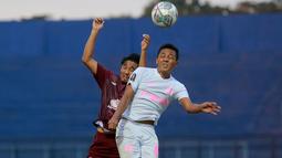 Pemain PSM Makassar, Arfan (kiri) berebut bola dengan pemain Persikabo 1973, Roni Sugeng Ariyanto dalam lanjutan pertandingan babak penyisihan Grup D Piala Presiden 2022 antara PSM Makassar menghadapi Persikabo 1973 di Stadion Kanjuruhan, Malang, Jawa Timur, Rabu (15/6/2022). (Bola.com/Arief Bagus)