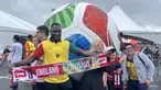 Seorang suporter Ghana membentangkan syal saat berpose di depan instalasi bola raksasa Piala Dunia 2026 di area Gillette Stadium, Foxborough, Boston, AS, Senin (23/6/2026). Antusiasme suporter kedua tim mewarnai laga fase grup Piala Dunia 2026 antara Inggris dan Ghana. (KLY Sports/Hery Kurniawan)