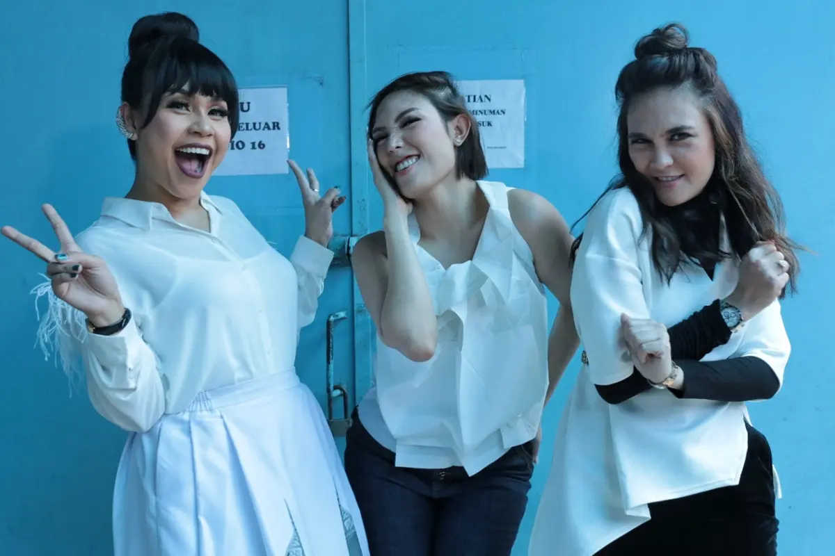 [Bintang] Luna Maya - Ayu Dewi - Melaney Ricardo