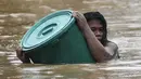 Warga menggunakan wadah plastik sebagai pelampung saat menerobos air banjir di Marikina, Filipina akibat Topan Vamco pada  12 November 2020. Topan Vamco menghantam Filipina dan menyebabkan sungai meluap sehingga membanjiri daerah dataran rendah di timur laut Filipina. (AP Photo/ Aaron Favila)