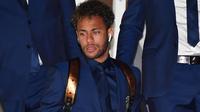 Neymar bersama timnas Brasil tiba dengan pesawat di Sochi airport, Rusia, (11/6/2018). Brasil berada pada grup E dengan Kosta Rika, Swis dan Serbia. (AFP/Nelson Almeida)