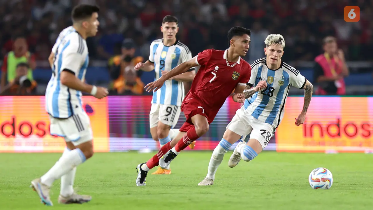 Foto: Aksi Jatuh Bangun Marselino Ferdinan saat Hadapi Argentina, Catatkan Statistik Apik hingga Dipuji Jurnalis Inggris