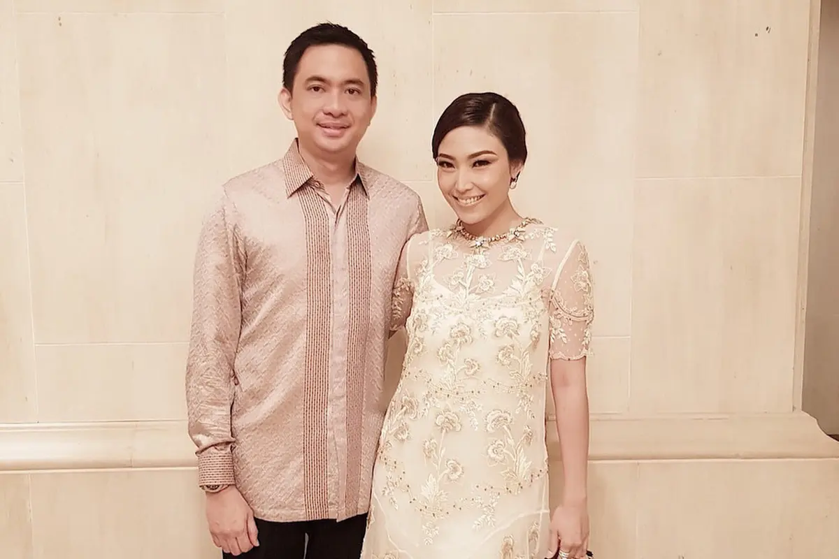 [Bintang] 8 Foto Ayu Dewi dan Regi Datau yang Kocak Tapi Romantis