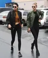 Bomber jacket identik dengan potongan besar dan boyish. Bahkan jaket ini juga bisa dikenakan oleh laki-laki dan perempuan, tanpa batasan gaya yang bisa terus dikulit. (Foto: Pinterest)