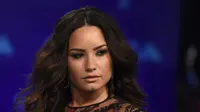 Penyanyi Demi Lovato berpose untuk fotografer saat menghadiri ajang MTV Video Music Awards (VMA) 2017 di California, Minggu (27/8). Mantan bintang Disney itu tak mengenakan bra dan membiarkan bagian intimnya terekspos. (Jordan Strauss/Invision/AP)