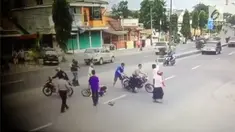 Seorang wanita mengendarai motor dan mengalami tabrakan beruntun.