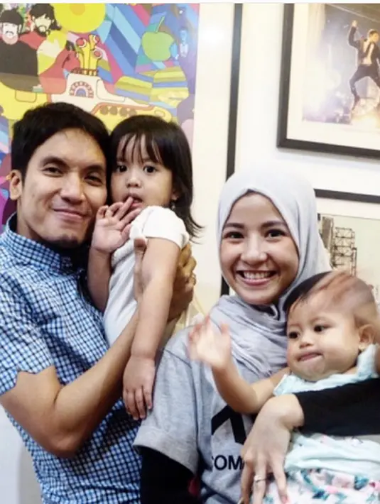 Dengan tidak memiliki bayi, Natasha bisa fokus menekuni kariernya selama ini yang telah di tinggalkan. Beruntung kedua anaknya, Megumi Arrawda Sachi dan Miskha Arrawfa Najma (3 tahun), usianya tak terpaut jauh (1 tahun). (Instagram/natasharizkynew)