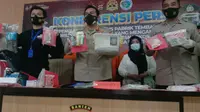 Satresnarkoba Polres Serang Kabupaten Grebek Rumah Produksi Tembakau Gorila Dan Liquid. (Rabu, 13/10/2021). (Liputan6.com/Yandhi Deslatama).
