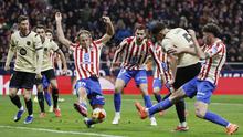 Bek Barcelona, Pau Cubarsi, mencetak gol yang kemudian dianulir ketika menghadapi Atletico Madrid dalam leg pertama semifinal Copa del Rey 2025/2026 di Metropolitano Stadium, Madrid, Jumat (13/2/2026) dini hari WIB. (Oscar DEL POZO / AFP)