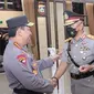 Kapolri Jenderal Polisi Drs Listyo Sigit Prabowo memberikan selamat pada Irjen Pol Drs Setyo Budiyanto.